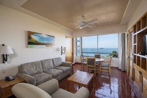 Suite – club, havutsikt | Oppholdsområde | En 32-tommers LCD-TV med kabel-kanaler samt TV