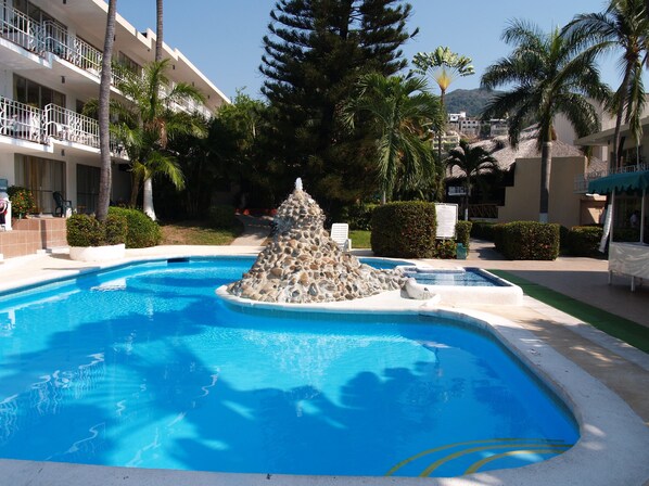 2 albercas al aire libre 