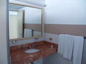 Habitación estándar, 2 camas matrimoniales | Baño | Regadera y toallas 
