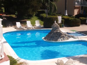 2 albercas al aire libre 