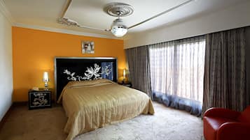 Minibar, in-room safe, desk, iron/ironing board