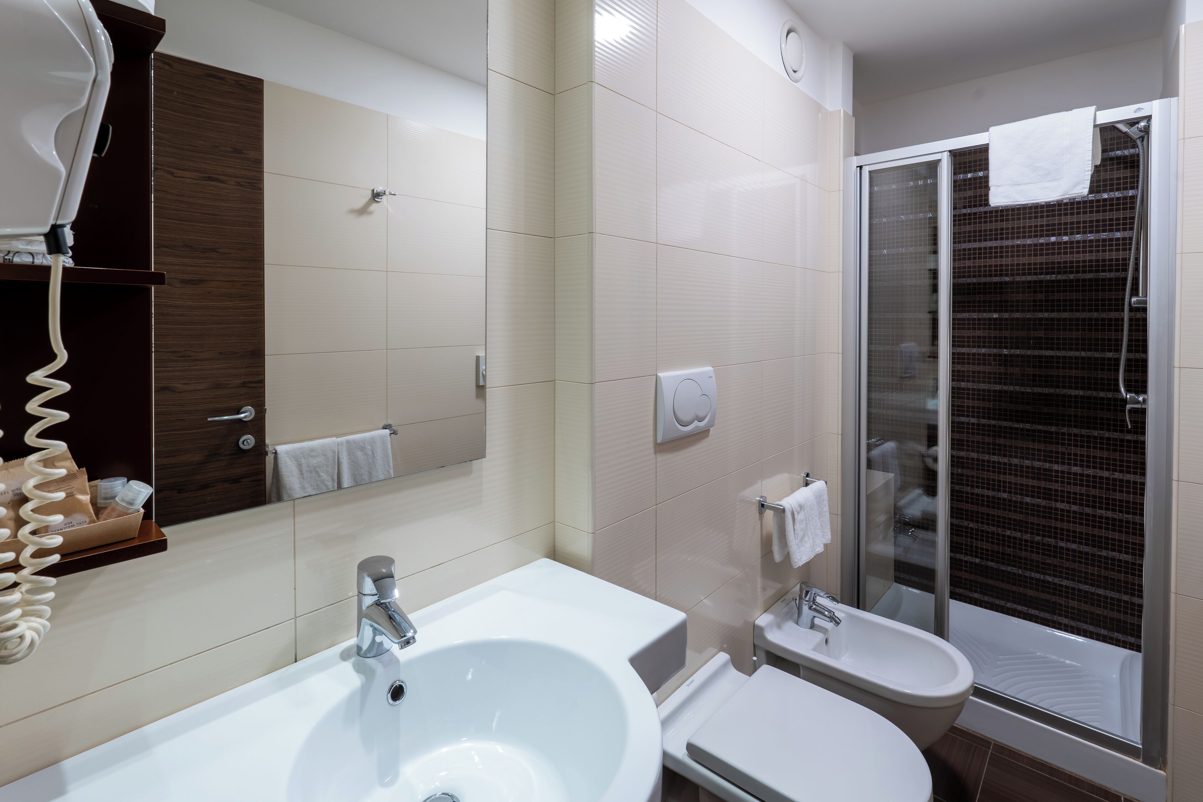 Une salle de bain moderne avec un grand lavabo, des toilettes et une douche.