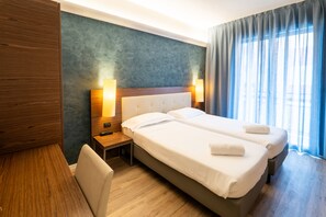 Camera Premium con 2 letti singoli | Copriletto in piuma, minibar, una cassaforte in camera, una scrivania