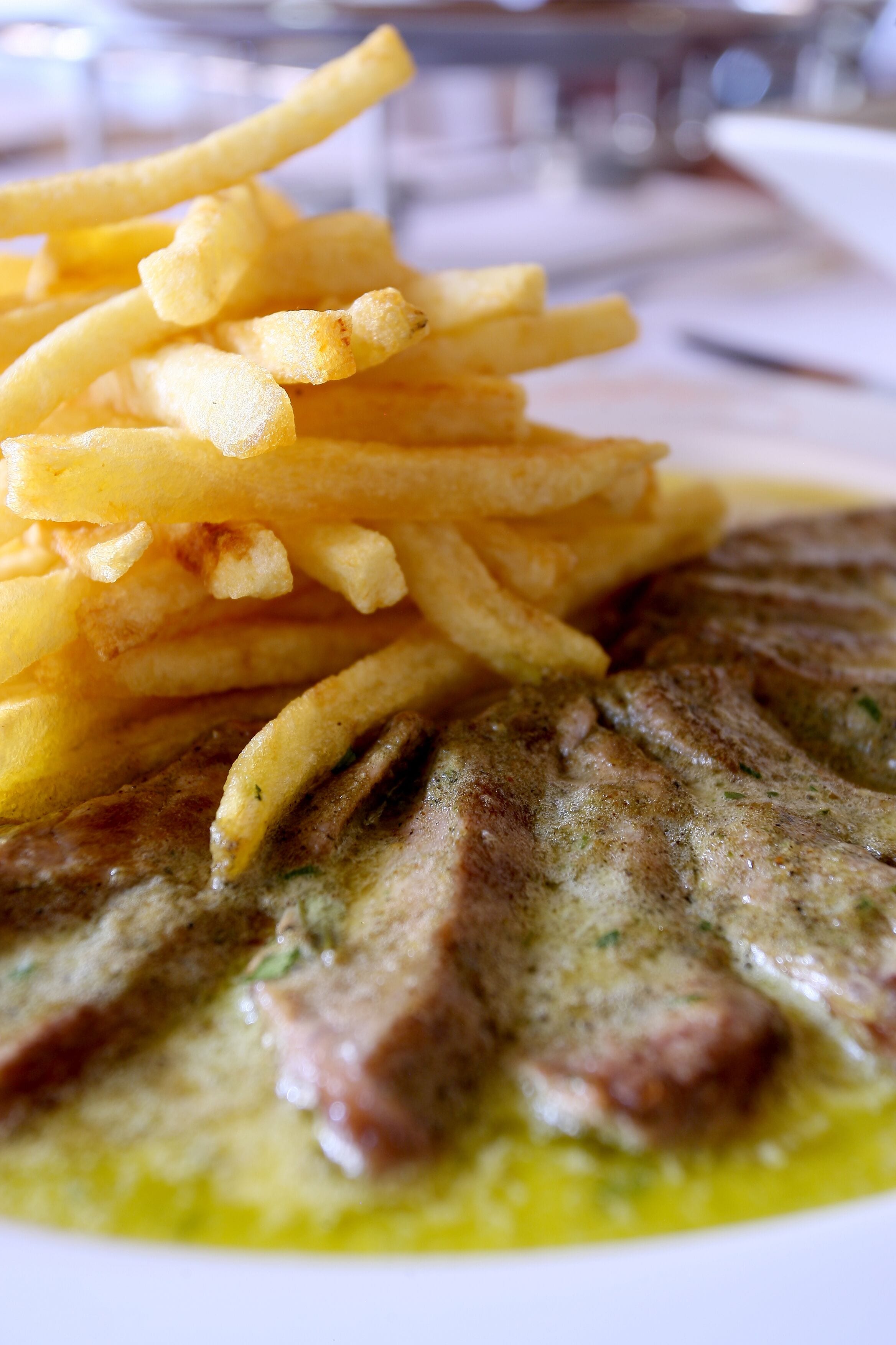 Ein Teller mit Fischfilet und Pommes Frites.