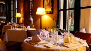 朝食 (ビュッフェ)、毎日提供 (1 名様 21 EUR)