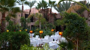 3 restaurants; ze serveren er ontbijt, lunch en diner
