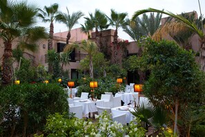 3 restaurants servant le petit déjeuner, le déjeuner et le dîner
