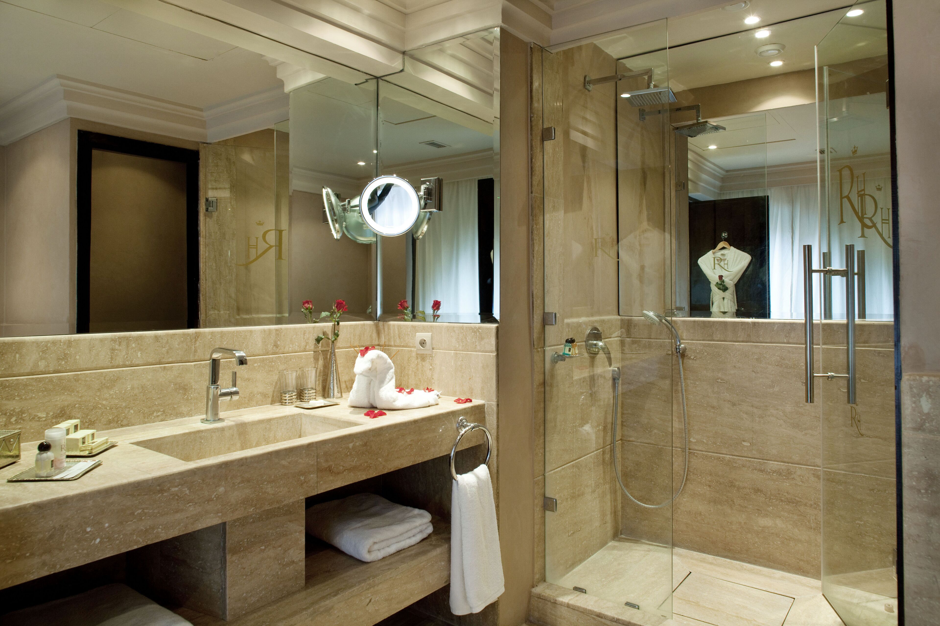 standard room, pool view | bathroom | combined shower/bathtub, free toiletries, hair dryer, bathrobes