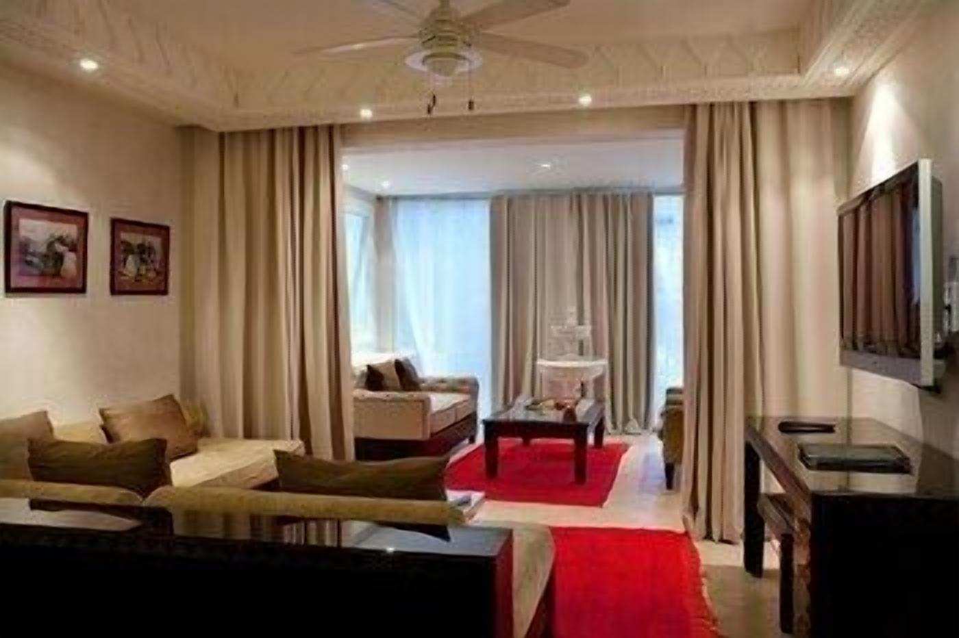 Área de sala de estar | Televisión y chimenea 