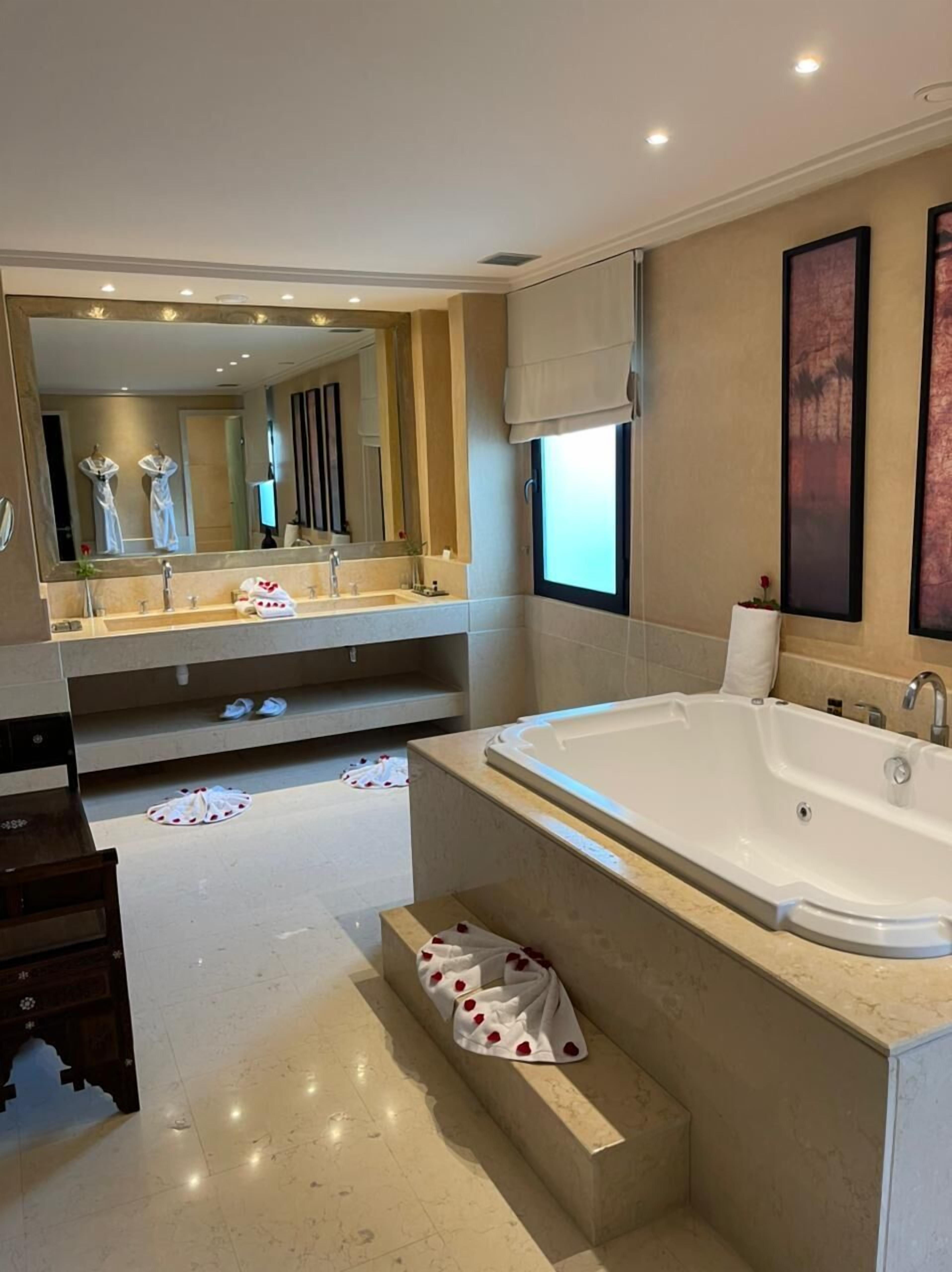 suite (ouarzazi) | bathroom | combined shower/bathtub, free toiletries, hair dryer, bathrobes