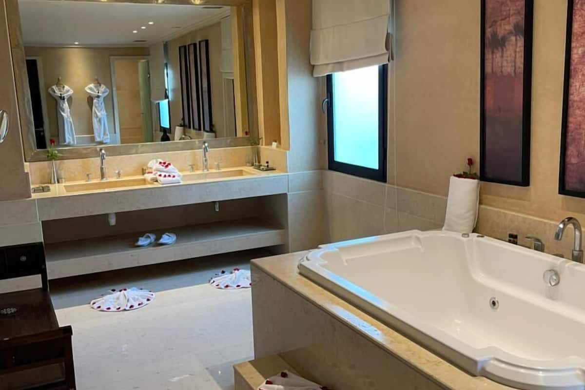 suite (ouarzazi) | bathroom | combined shower/bathtub, free toiletries, hair dryer, bathrobes