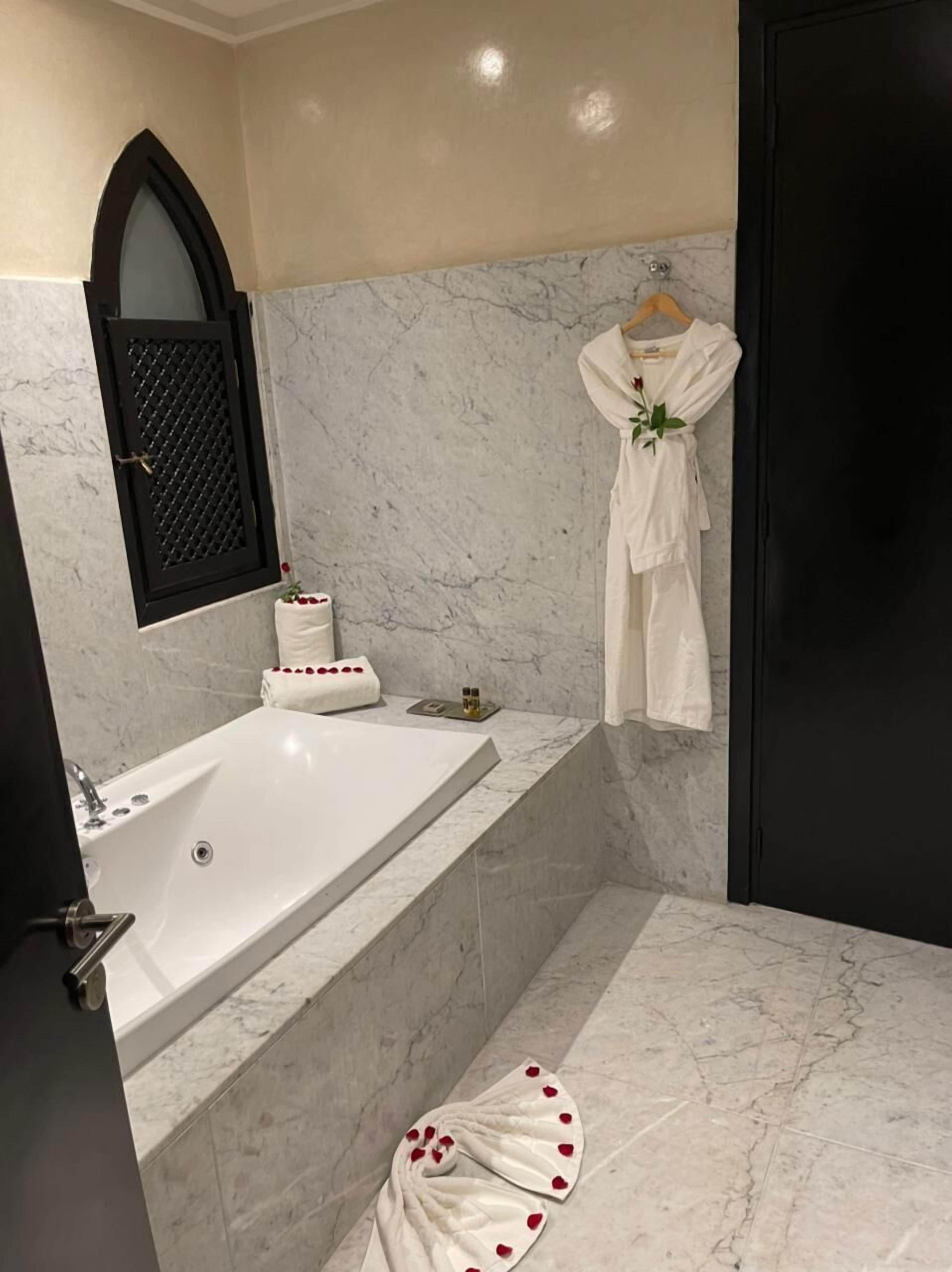 royal suite | bathroom | combined shower/bathtub, free toiletries, hair dryer, bathrobes