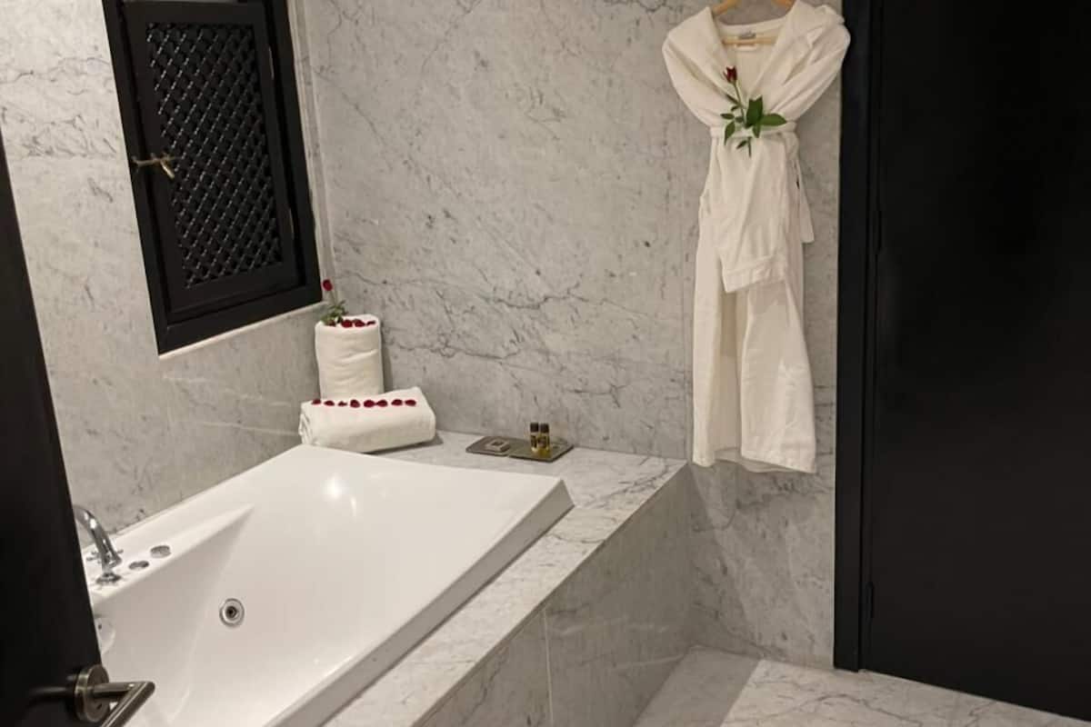 royal suite | bathroom | combined shower/bathtub, free toiletries, hair dryer, bathrobes