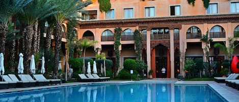 Hồ bơi trong nhà, 2 hồ bơi ngoài trời