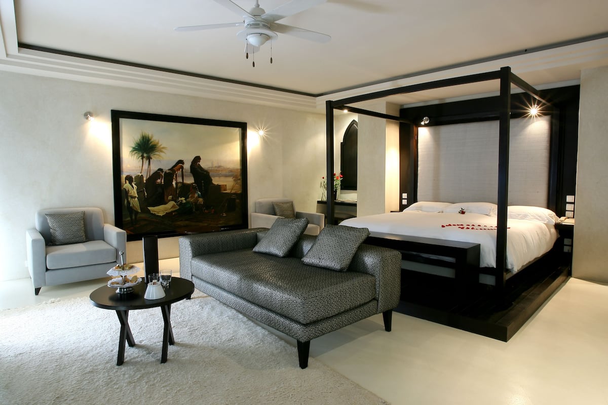 royal suite | minibar, in-room safe, desk, blackout curtains