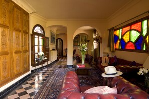 Televisión LCD de 45 pulgadas con canales por satélite, una televisión