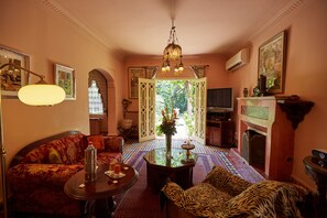 Televisión LCD de 45 pulgadas con canales por satélite, una televisión