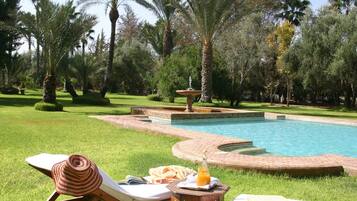 Outdoor pool, pool umbrellas, sun loungers