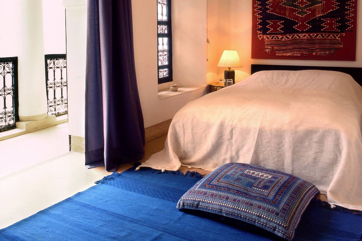 Minibar, brankas, Wi-Fi gratis, dan didekorasi berbeda-beda