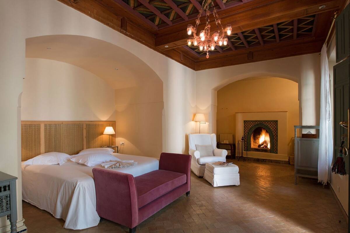 Minibar, in-room safe, blackout curtains, free WiFi