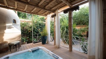 Suíte romântica, 1 quarto, banheira de imersão, no jardim | Banheira de hidromassagem particular
