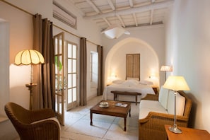 Romantische Suite, 1 Schlafzimmer, Whirlpool, zum Garten hin | Minibar, Zimmersafe, Verdunkelungsvorhänge, kostenloses WLAN