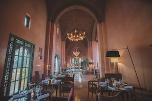 3 restaurants; breakfast, lunch and dinner served 