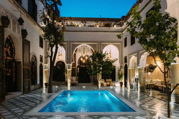 Outdoor pool, sun loungers - Riad Maison Bleue And Spa (Fes)