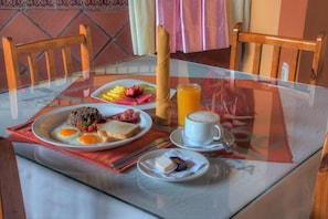 Free continental breakfast - Hotel El Bambú (Puerto Viejo)