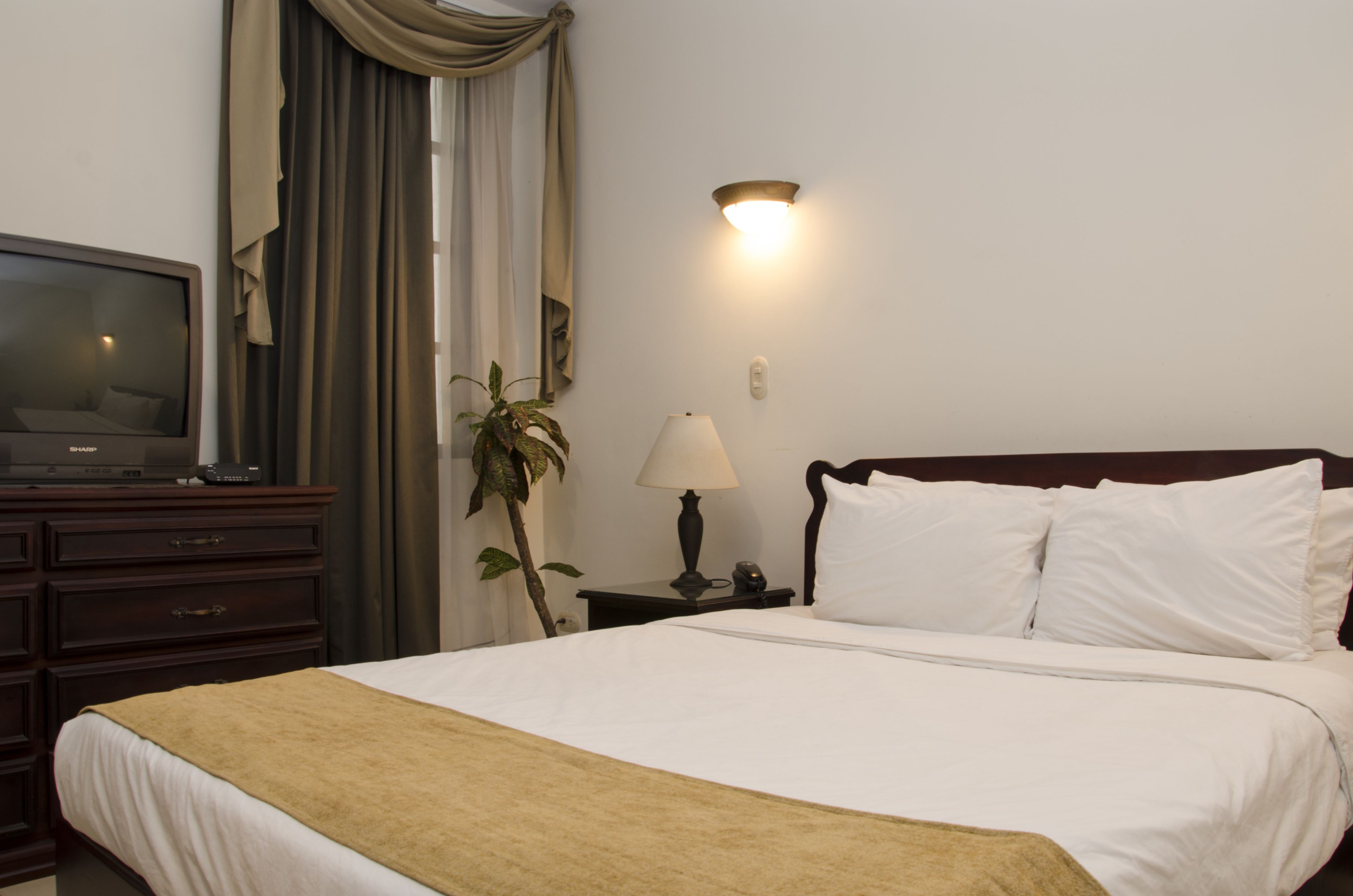 2 bedrooms, hypo-allergenic bedding, down duvets, pillow-top beds