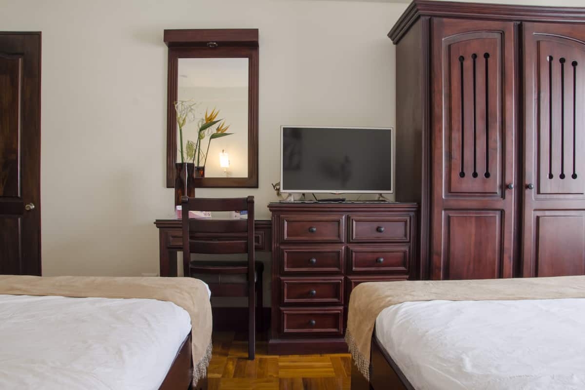 2 bedrooms, hypo-allergenic bedding, down comforters