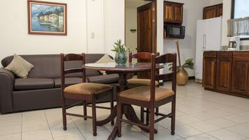 Junior Apartment, 1 Bedroom, Accessible | Private kitchen | Microwave