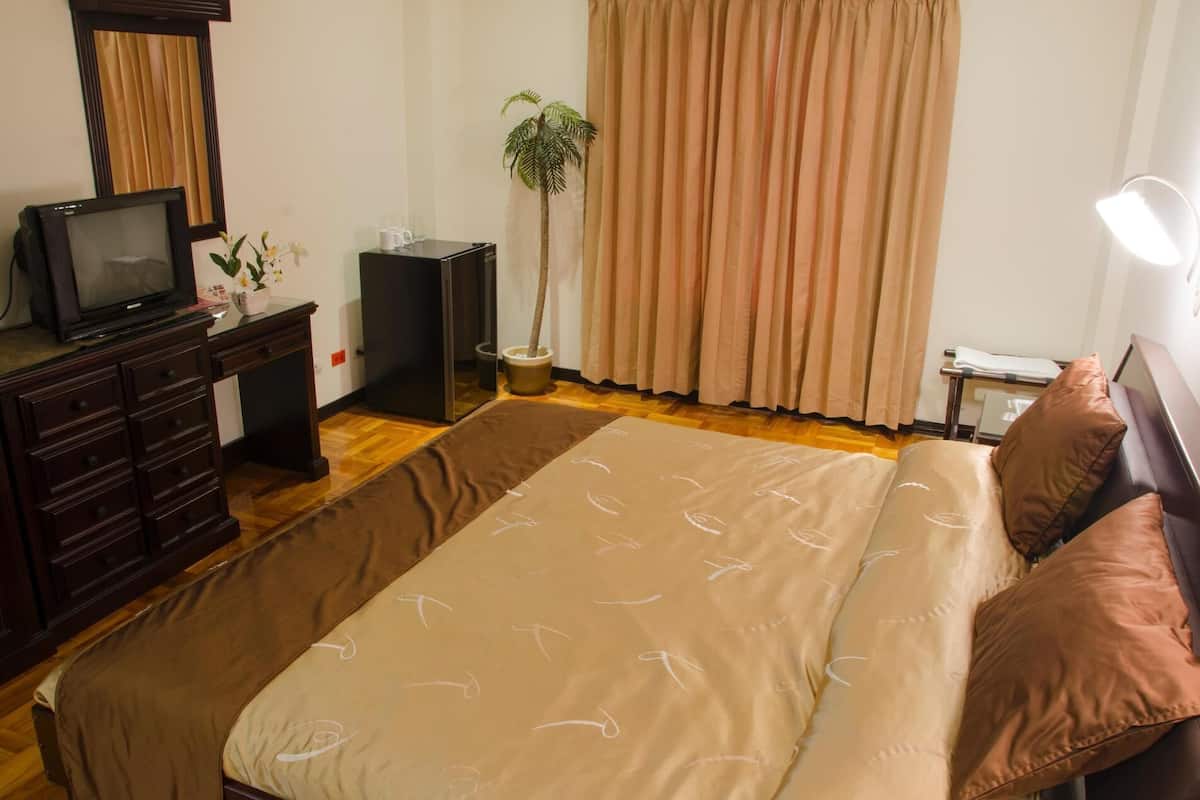 2 bedrooms, hypo-allergenic bedding, down comforters