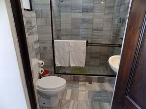Premium Triple Room | Bathroom - Hotel Plaza Real Suites & Apartments (San José)