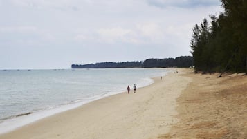 Privat strand, solstolar, parasoller och strandhanddukar
