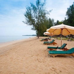 Bãi biển riêng, ghế dài tắm nắng, dù trên bãi biển, khăn tắm biển