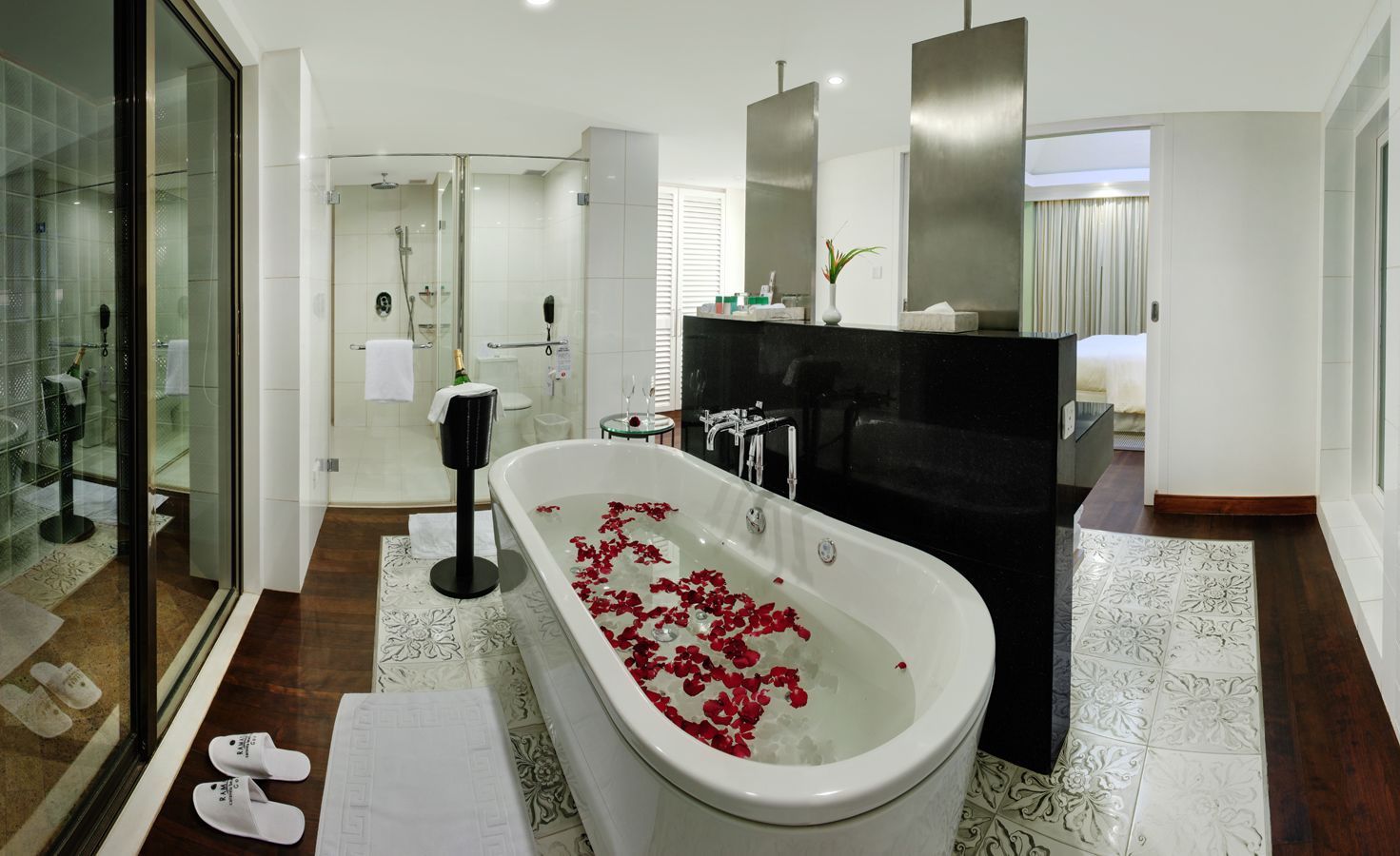 Une salle de bain moderne avec une baignoire sur pieds, une douche à parois de verre et un meuble-lavabo avec un miroir.