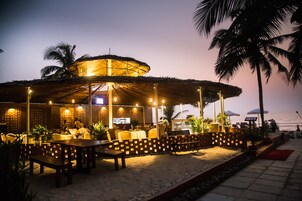 3 bares, bar en la piscina, bar junto a la piscina, bar en la playa