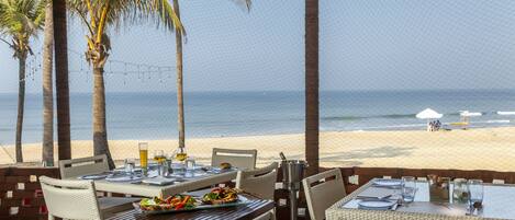 5 restaurantes, se sirve desayuno