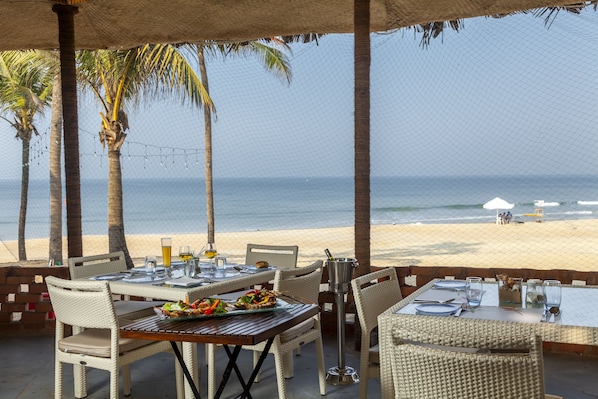 5 restaurants, breakfast served - Caravela Beach Resort (Varca)