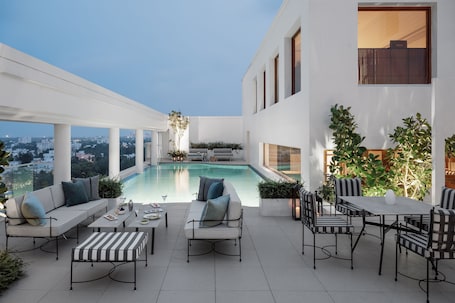 Outdoor pool, free cabanas, sun loungers