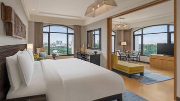 Executive Suite with 2 way airport transfers, happy hours and 24 hrs check out | Bộ đồ giường cao cấp, minibar, két bảo mật tại phòng, bàn