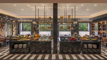 3 restaurants; breakfast, lunch, and dinner served