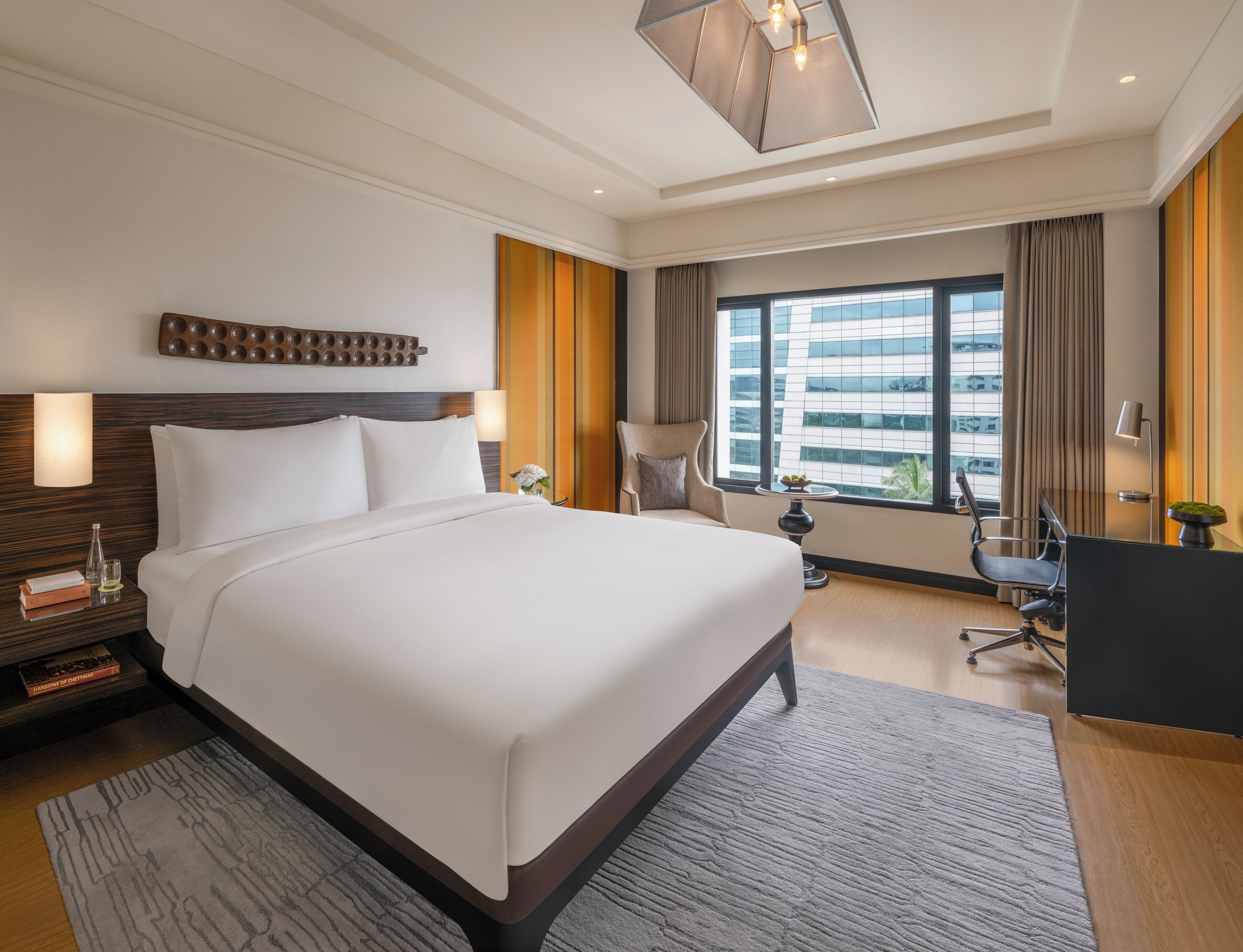 高档床上用品、迷你吧、客房内保险箱、办公桌