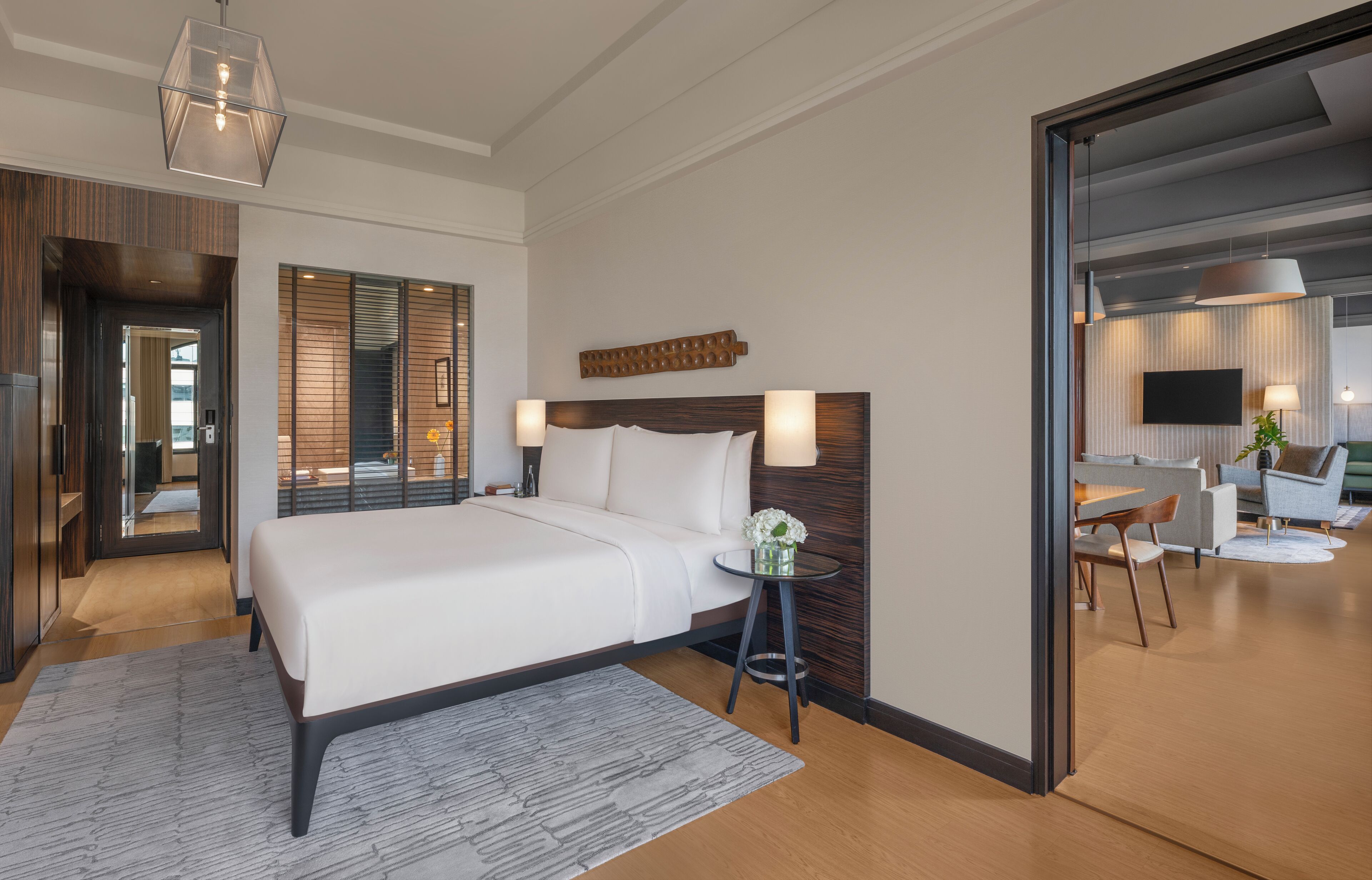 商务套房 | 高档床上用品、迷你吧、客房内保险箱、办公桌