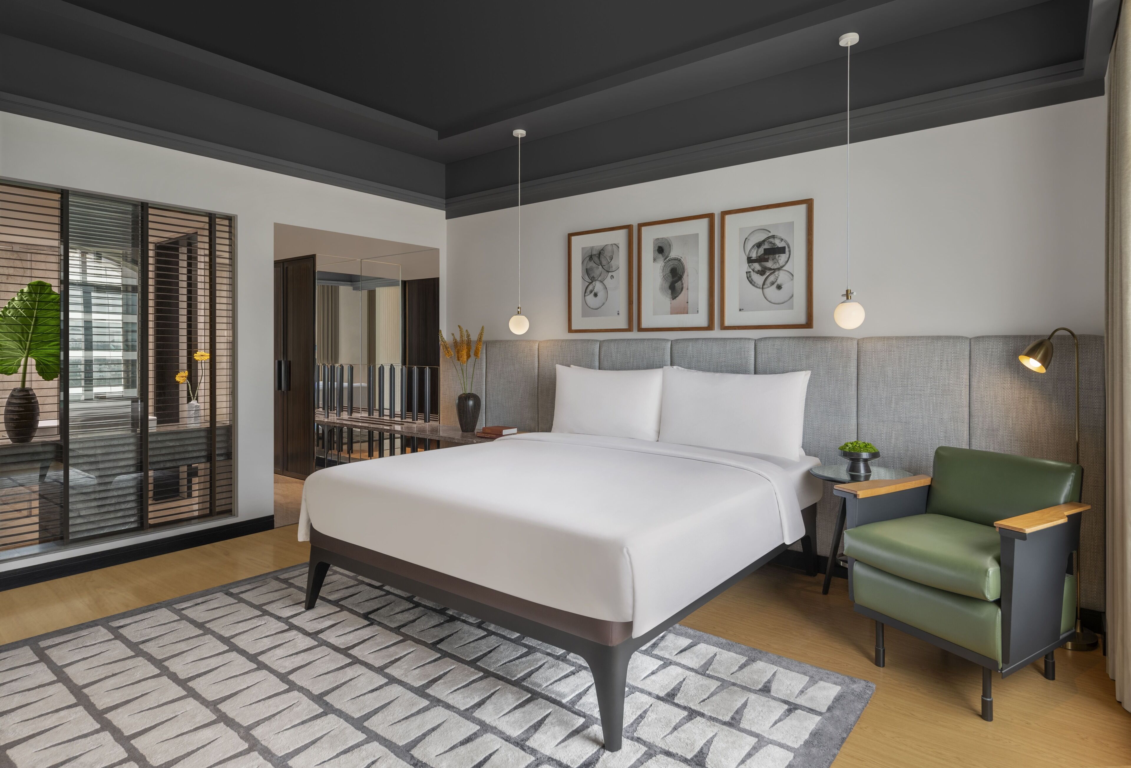 高档床上用品、迷你吧、客房内保险箱、办公桌