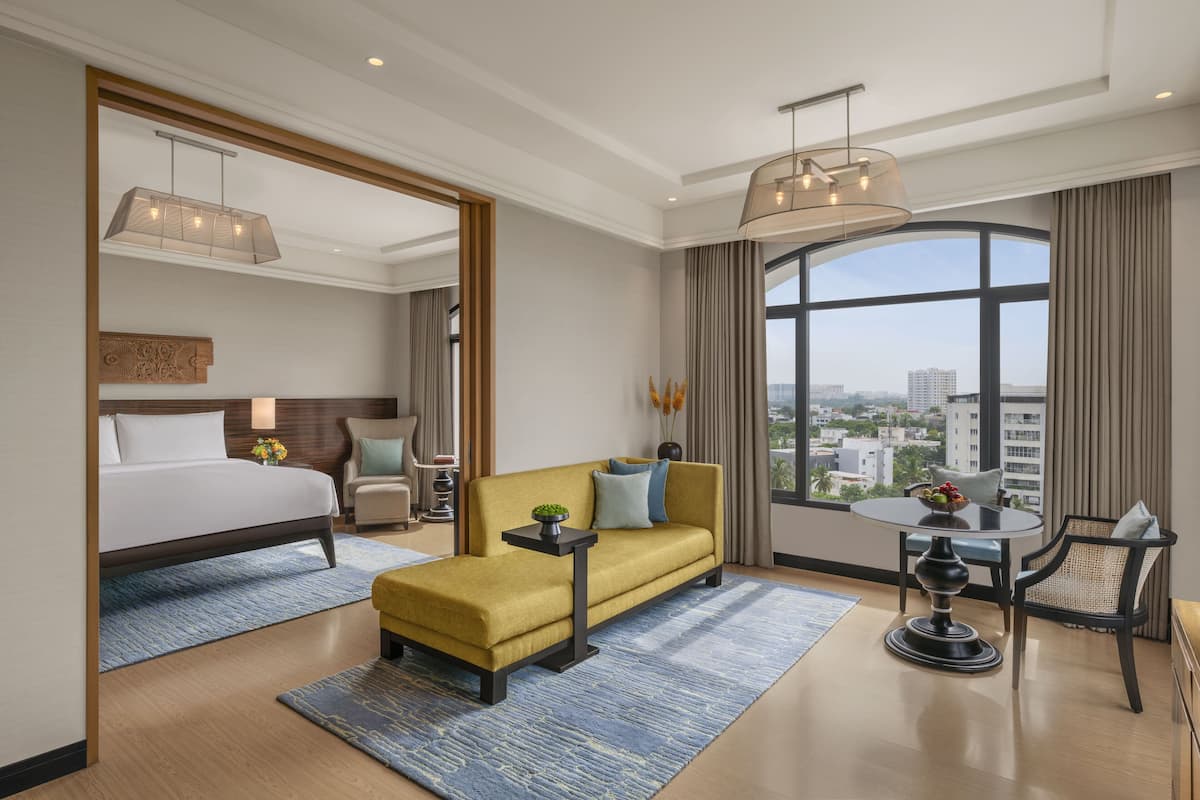 Executive Suite with 2 way airport transfers, happy hours and 24 hrs check out | Ropa de cama de alta calidad, minibar, caja fuerte y escritorio