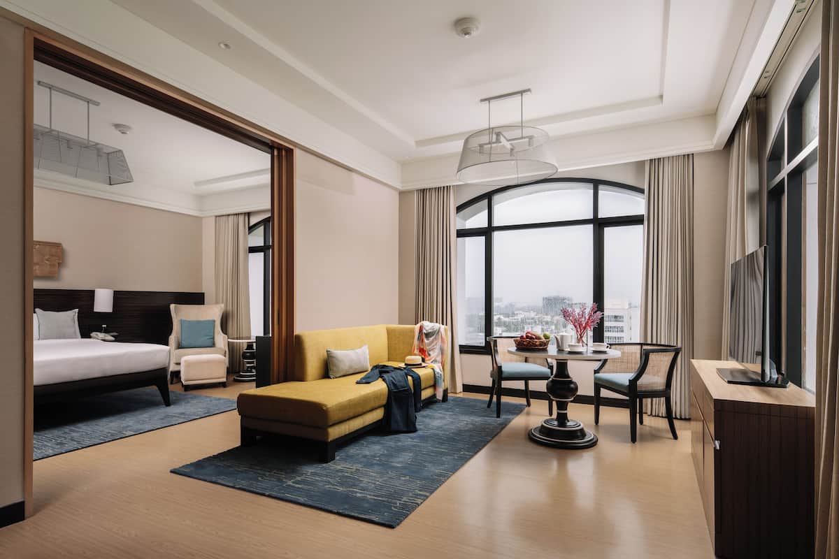 executive suite with 2 way airport transfers, happy hours and 24 hrs check out | premium bedding, minibar, in-room safe, desk