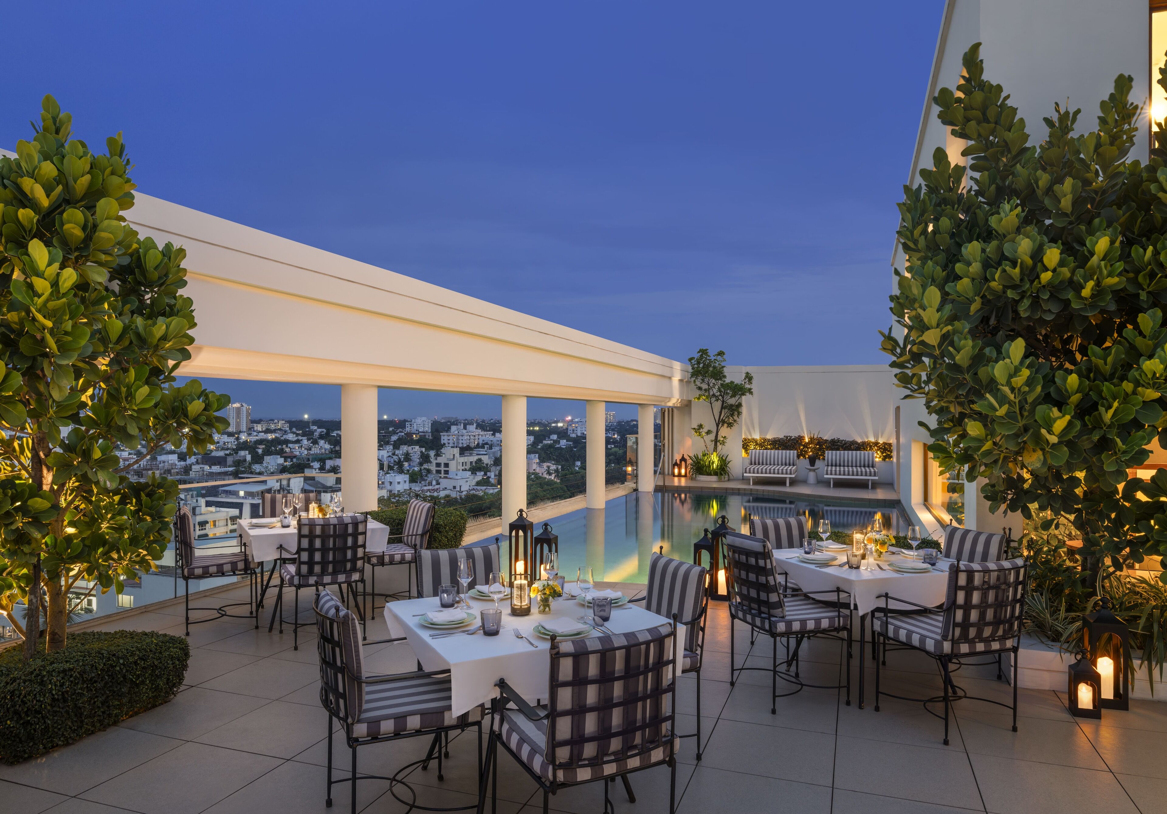 3 restaurants, breakfast, lunch, dinner served; international cuisine 