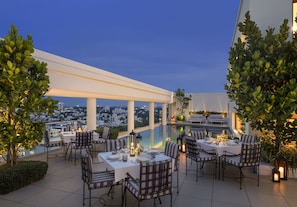 3 restaurantes; se sirve desayuno, almuerzo y cena; cocina internacional